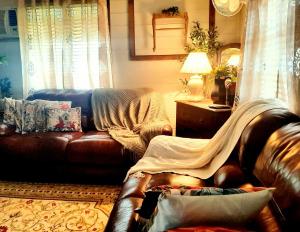 Rosewood Cottage -Entire 2 bedroom home with Netflix & WiFi