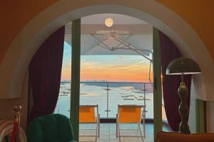 Dooga Ins-Retro Opera Deco Seaview Bathtub by Doogahome Homestay