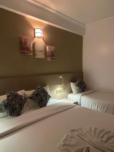 The G Ten Holiday Inn