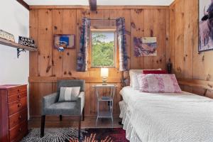 Cozy Cabin Retreat Near Top Attractions!