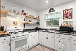 Cozy Cabin Retreat Near Top Attractions!