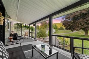 Cozy Cabin Retreat Near Top Attractions!