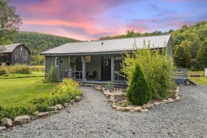 Cozy Cabin Retreat Near Top Attractions!