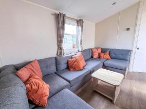 Great Caravan With Central Lounge & Wifi At Broadland Sands, Suffolk Ref 20070Bs