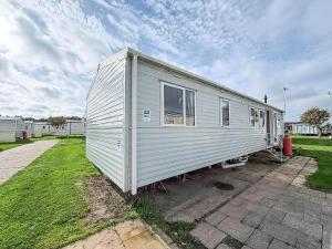 Great Caravan With Central Lounge & Wifi At Broadland Sands, Suffolk Ref 20070Bs