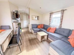 Great Caravan With Central Lounge & Wifi At Broadland Sands, Suffolk Ref 20070Bs