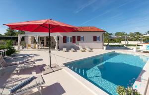 Awesome Home In Mali Vareski 