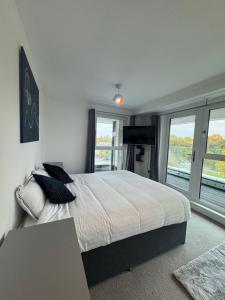 Luxury 1 bedroom Apartment, large balcony with Views Town Centre