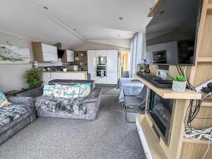 Stunning Caravan With Large Decking At California Cliffs In Norfolk Ref 50001Oc