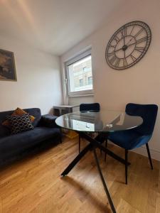 Luxury 1 bedroom Apartment, large balcony with Views Town Centre