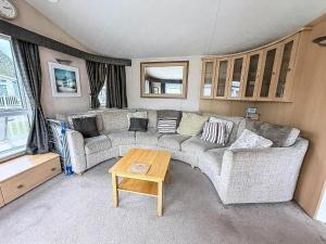 Lovely 6 Berth Caravan With Decking At California Cliffs In Scratby Ref 50048L
