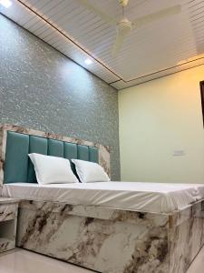 Mid Way Taj Home Stay Agra