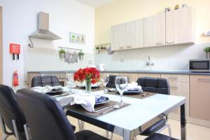 Big Modern apartment in Central St Julians for 5 persons