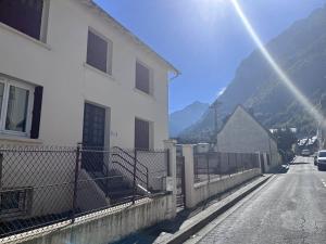 Charmant T2 à Cauterets avec vue montagne et parking - FR-1-812-143
