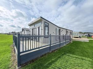 Stunning Caravan With Full Sea Views At Broadland Sands In Suffolk Ref 20236Bs - Ubytování bez kategorie ve městě Hopton on Sea