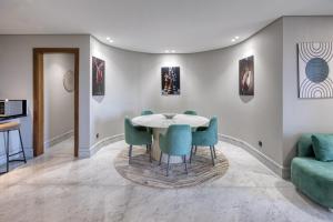 Elegant Garden & Pool View 2-BR Apt - Silverpalm