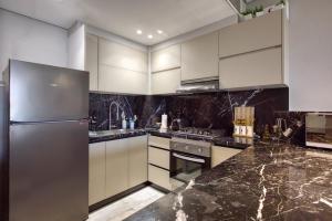 Elegant Garden & Pool View 2-BR Apt - Silverpalm