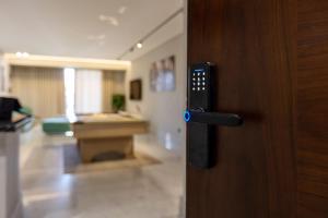 Elegant Garden & Pool View 2-BR Apt - Silverpalm