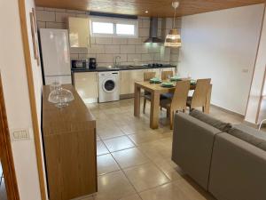 Acogedor Apartments A and B - Chío