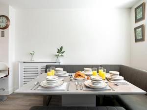 Pass the Keys Elegant Townhouse with Garden Wi-Fi Work Space