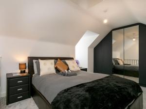 Pass the Keys Elegant Townhouse with Garden Wi-Fi Work Space