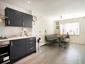 Pass the Keys Elegant Townhouse with Garden Wi-Fi Work Space