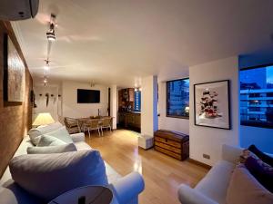 Spacious 1 bedroom apartment with sofa bed steps from Costanera Center and MUT, between Metro El Golf and Tobalaba Free parking