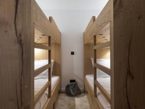 "Appartement 75m² Pieds des Pistes - Courchevel Village - 68 Pers, Proche Centre et Commerces" - FR-1-631-94