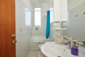 Family Friendly & Spacious w Balcony Metro Milano