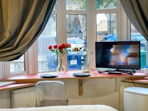 Spacious private Kitchen & Toilet - near central