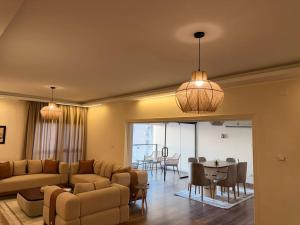 Lux Skyline 3BR Apt With Nile View Balcony