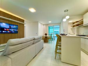 Apto Pé na Areia Condomínio Resort Completo com Piscina borda Infinita, Beach Tennis, Academia, Sala de Jogos, Brinquedoteca, Playground e Portaria 24H 2 Quartos com Ar-Condicionado, Churrasqueira Privativa Reserve Agora e Viva essa Experiência