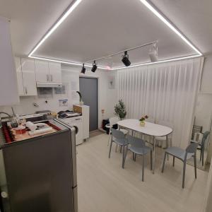 Gunja House, semi-basement