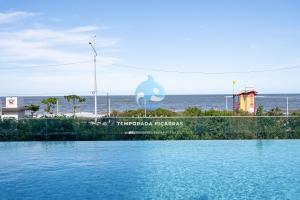 Apto Pé na Areia Condomínio Resort Completo com Piscina borda Infinita, Beach Tennis, Academia, Sala de Jogos, Brinquedoteca, Playground e Portaria 24H 2 Quartos com Ar-Condicionado, Churrasqueira Privativa Reserve Agora e Viva essa Experiência