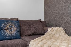 Monochrome Escape 1BR Ultra Central