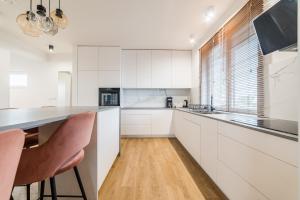 Chlebowa City View Apartament by BookingHost