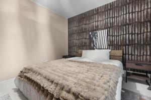 Monochrome Escape 1BR Ultra Central