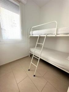 Bright flat with shared pool