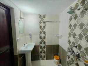 Prime Area 1BHK Full AC Budget Stay