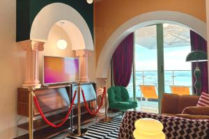 Dooga Ins-Retro Opera Deco Seaview Bathtub by Doogahome Homestay