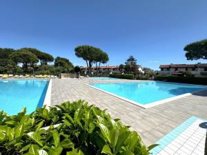 Comfy Bibione villa with pool access