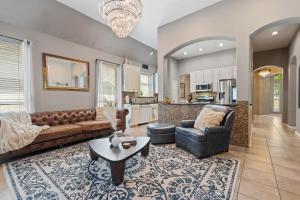 Modern 4BR Home w WiFi by Dell Diamond