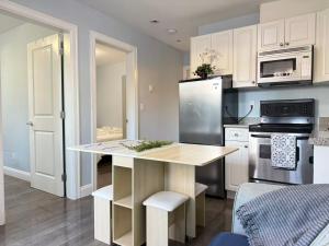 2 bedroom suite Walk to SkyTrain, Grocery, Macdonald & more
