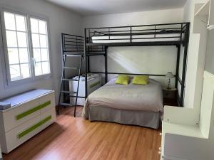 Chambres dans maison avec piscine toboggan aquatique et spa