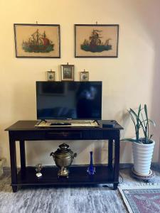 Vintage house overlooking the statue of Leonidas