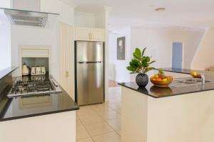 Grand Riverside Retreat in Annandale & Pet Friendly Space forin Townsville