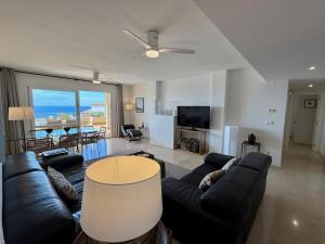 Magnifico apartamento con piscina, vistas a mar