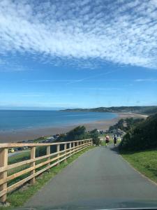 Spacious 3 Bed Cottage Near Beaches