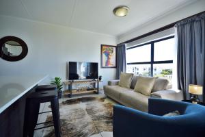 The Sandown - One Bed Apartment with Balcony & Pool View