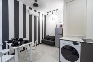 2PAX-4PAX Projector Screen Stay near KLCC & Jelatek LRT Station